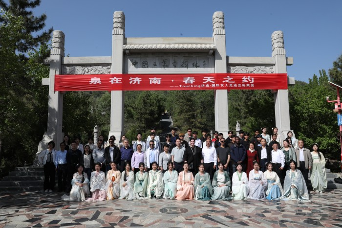 ѧУ�⼮ר�������μӡ�Ȫ�ڼ��� ����֮Լ��� ����Touching ���� ���������߽��������