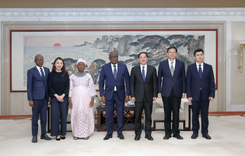 �չ�������פ����ʹ�ſˡ��᰺��һ�з���ɽ��