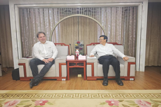 ���Ƚ����¹��ͷ������ݶԻ��߽��������ε˷���һ��