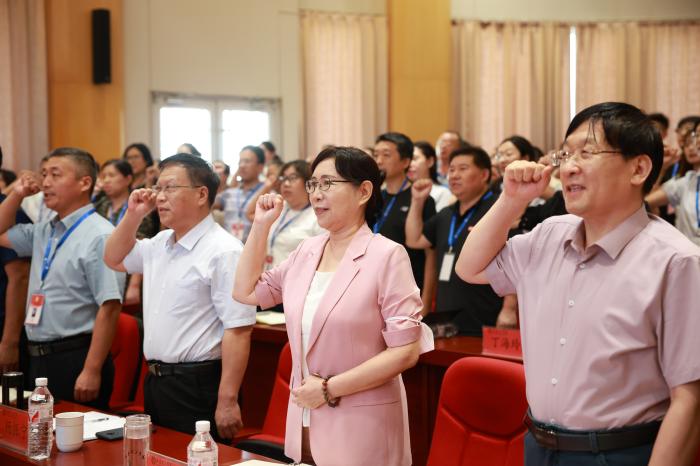 ѧУ�ٰ조ʦ�����죬��������������ʱ����ʦ��ʹ���뵣������ѵ