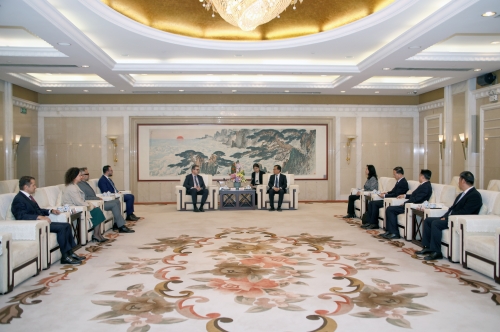 宋军继会见罗马尼亚驻华大使马克西姆一行