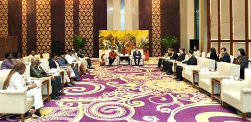 乌干达驻华大使奥利弗·沃内卡率政府企业代表团访问青岛