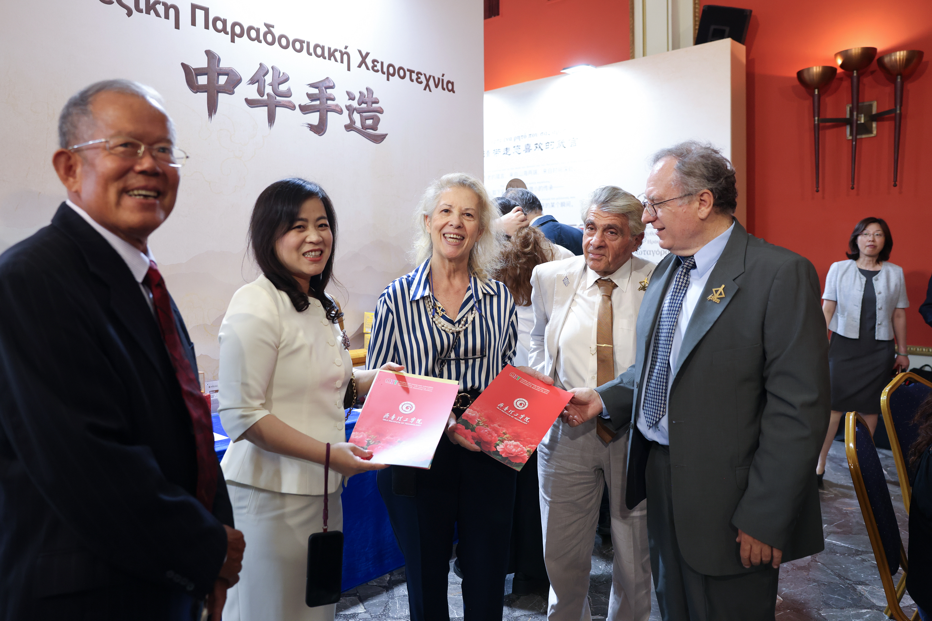 ѧУ�а�ġ�����������Խʱ�յĶԻ�������ŵ�����