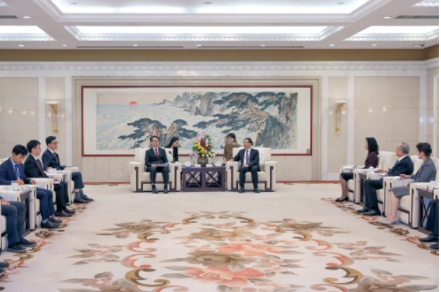 温暖会见韩国庆尚南道副知事金明珠