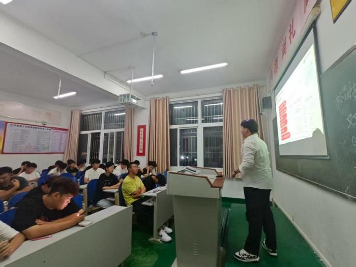 ע���»��������������̣���У��ί�칫���ٿ���ѧ���״�����