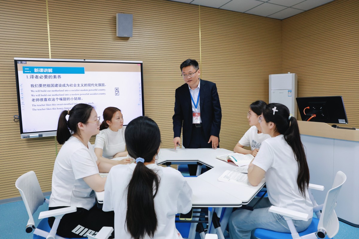 1780987051674227.jpg 教师指导学生训练.jpg