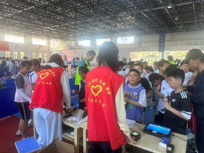 大手牵小手 助力体质测 我校帮扶中小学生完成体能测试