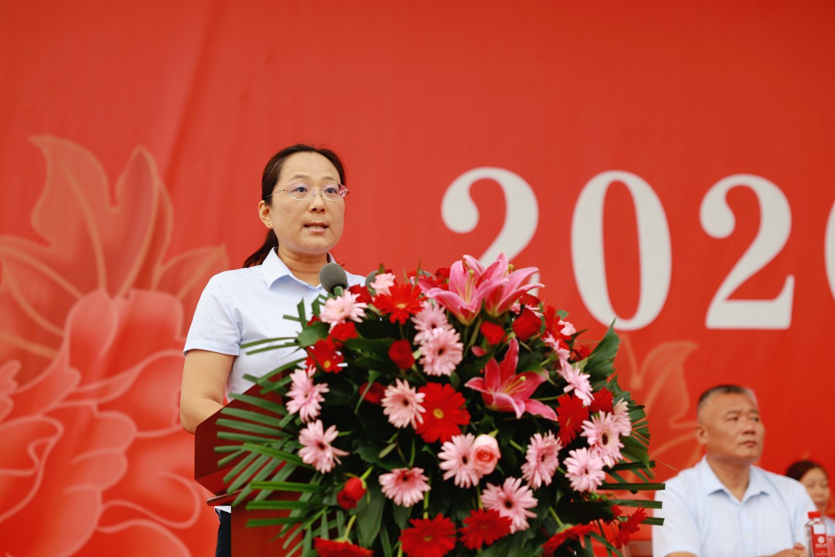 1789979470301671.jpg 3.43.教师代表秦国华副教授发言.JPG