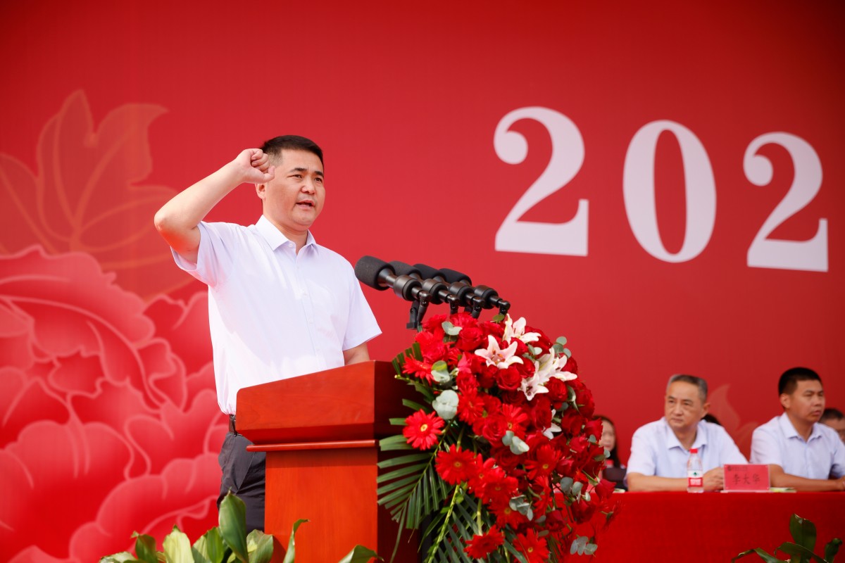 1789984624202532.jpg 13 举行学生宣誓仪式,学团工作处处长王冲领誓-G.jpg